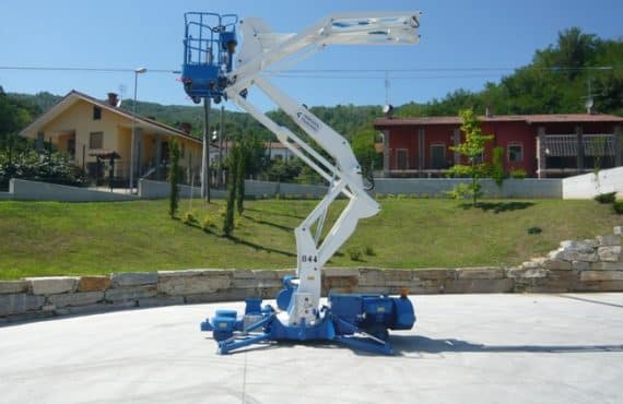 Plataformas aéreas autopropulsadas con capacidad hasta 300 kg.