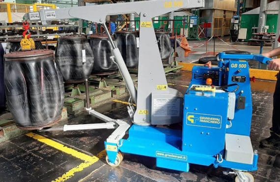 Grúa móvil con capacidad de carga hasta 12.500 kg.