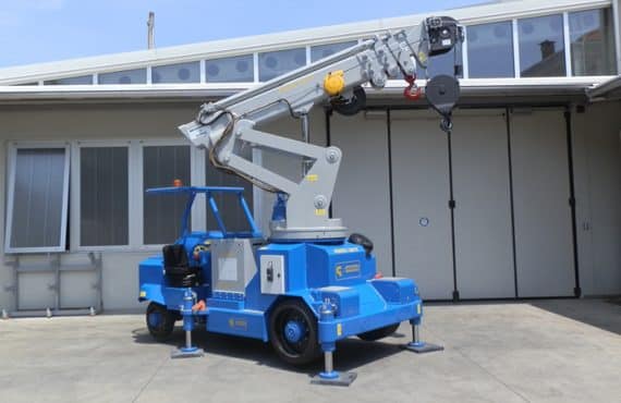 Grúa móvil con capacidad de carga hasta 12.500 kg.