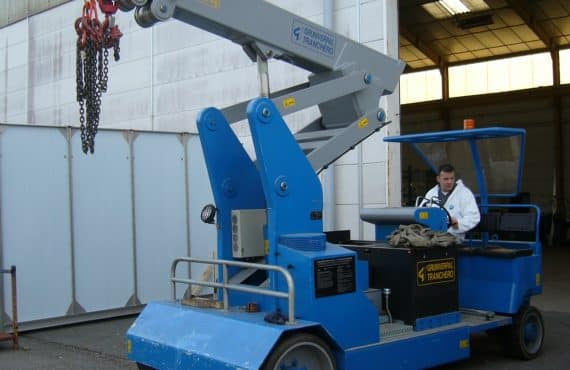 Grúa móvil con capacidad de carga hasta 15.000 kg.