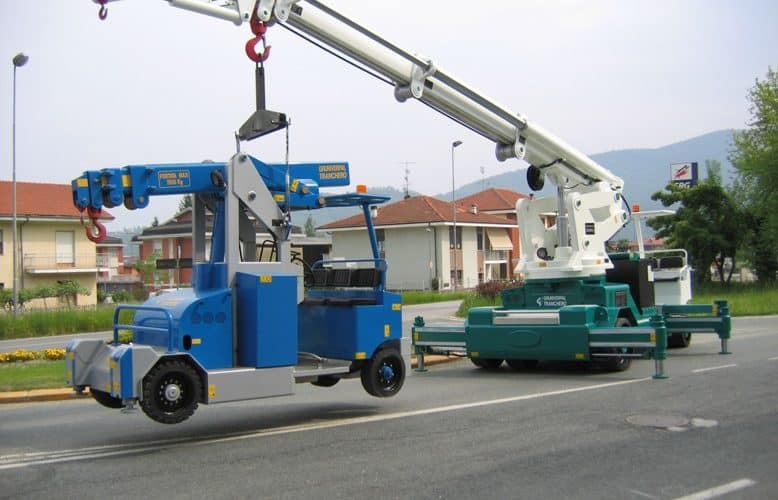 Grúa móvil con capacidad de carga hasta 25.000 kg.