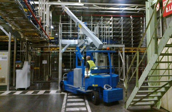 Grúa eléctrica autopropulsada con capacidad hasta 7.500 kg.