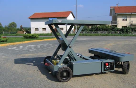 Carro radiocontrolado para la manipulación de materiales industriales.