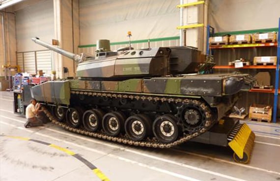 Carro radiocontrolado para el transporte de maquinaria industrial y militar.